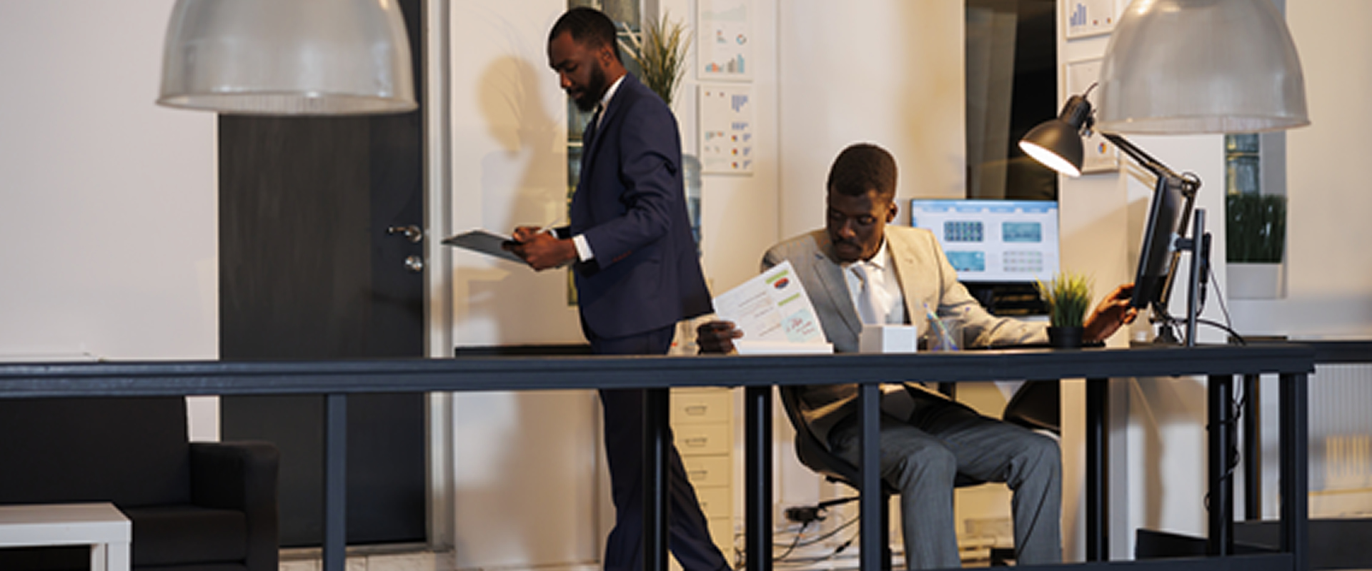 Illustration géométrique d'un professionnel du pôle Business Center